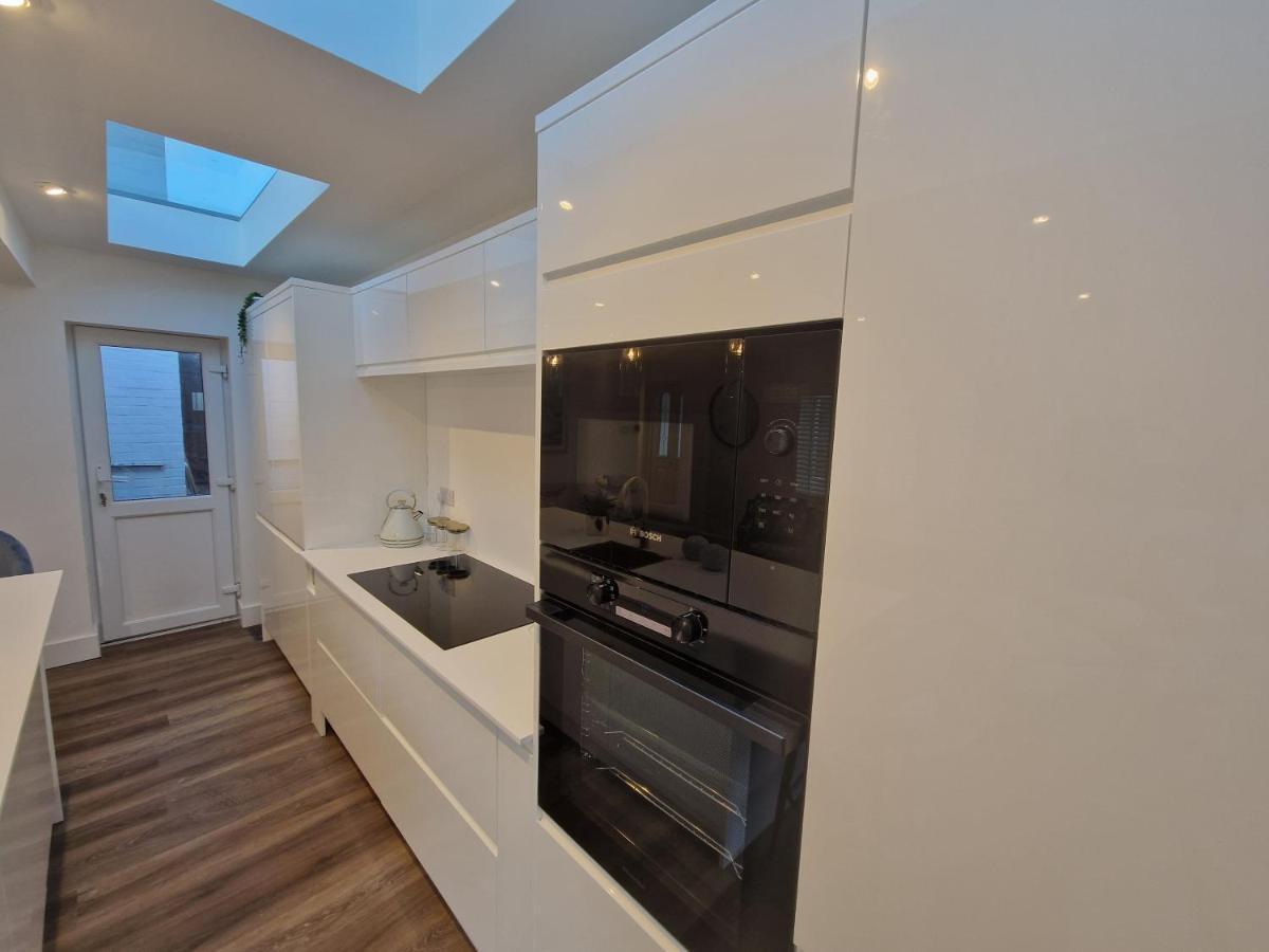 Apartamento Seaside Apartment, Parking, Private Garden, Walking Distance To Southbourne
