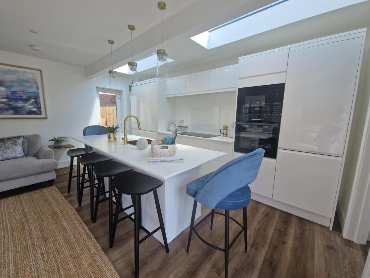 Apartamento Seaside Apartment, Parking, Private Garden, Walking Distance To Southbourne *