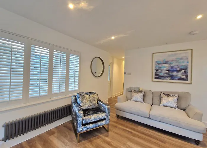 Seaside Apartment, Parking, Private Garden, Walking Distance To Southbourne Beach